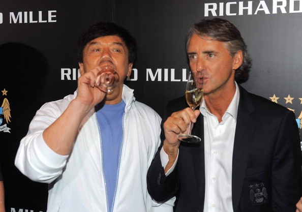 Trong cuộc gặp gỡ ở Bắc Kinh do nhãn hiệu đồng hồ Richard Mille, Man Xanh được diễn viên Thành Long tiếp đón nồng hậu.